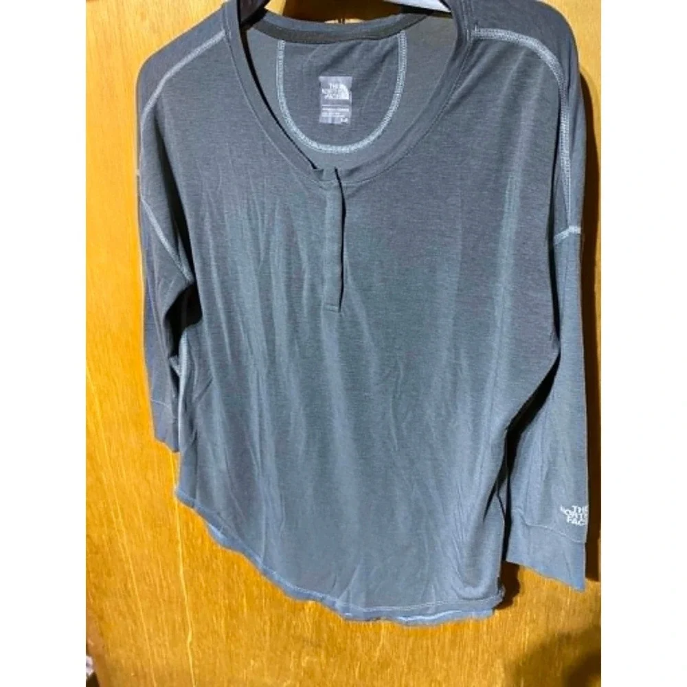 Men's North Face TShirt and Long Sleeved Tshirt, Size Small